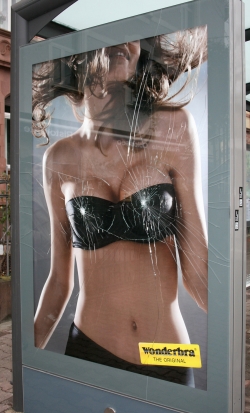 Wonderbra: Broken Glass