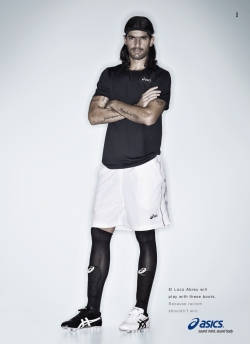 Asics: Difrerent boots against racism